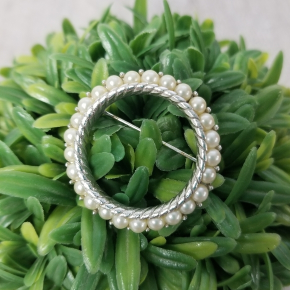 Vintage Crown Trifari Faux Pearl Brooch - Picture 7 of 7